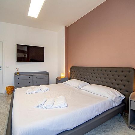 Elegante Camera Con Finiture Di Lusso Appena Ristrutturata Marina Di Carrara Exterior foto