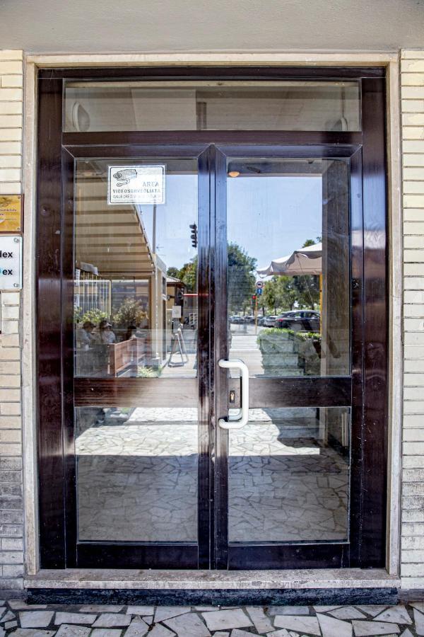 Elegante Camera Con Finiture Di Lusso Appena Ristrutturata Marina Di Carrara Exterior foto