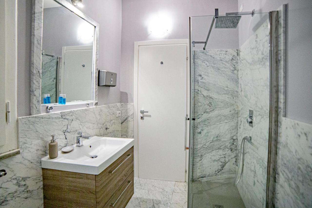Elegante Camera Con Finiture Di Lusso Appena Ristrutturata Marina Di Carrara Exterior foto