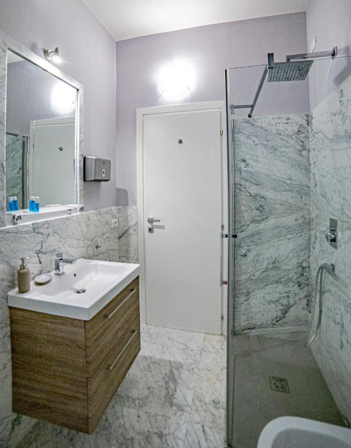 Elegante Camera Con Finiture Di Lusso Appena Ristrutturata Marina Di Carrara Exterior foto